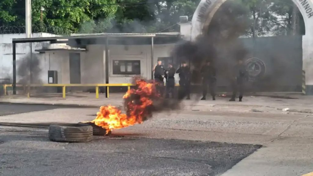 Protesta extrema frente a la cárcel de Paraná tras la muerte de un&nbsp;interno