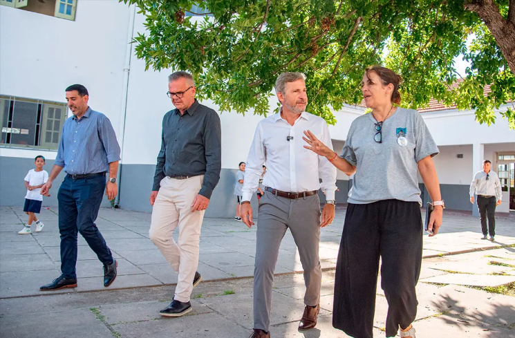 Frigerio recorrió la puesta en valor de una escuela en Paraná y entregó libros de&nbsp;alfabetización